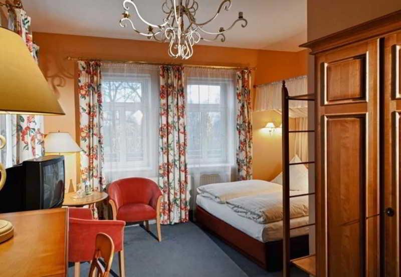 Hotel Schloss Schweinsburg Neukirchen-Pleisse Room photo