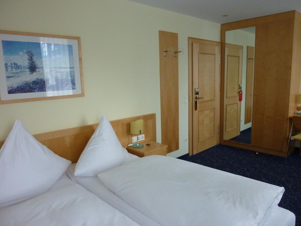 Hotel Schloss Schweinsburg Neukirchen-Pleisse Room photo