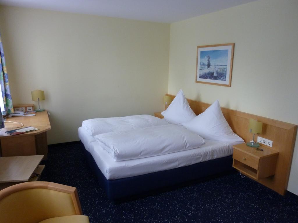 Hotel Schloss Schweinsburg Neukirchen-Pleisse Room photo