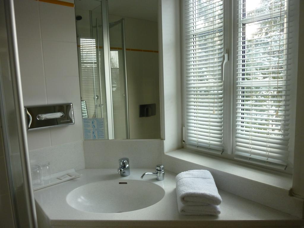 Hotel Schloss Schweinsburg Neukirchen-Pleisse Room photo