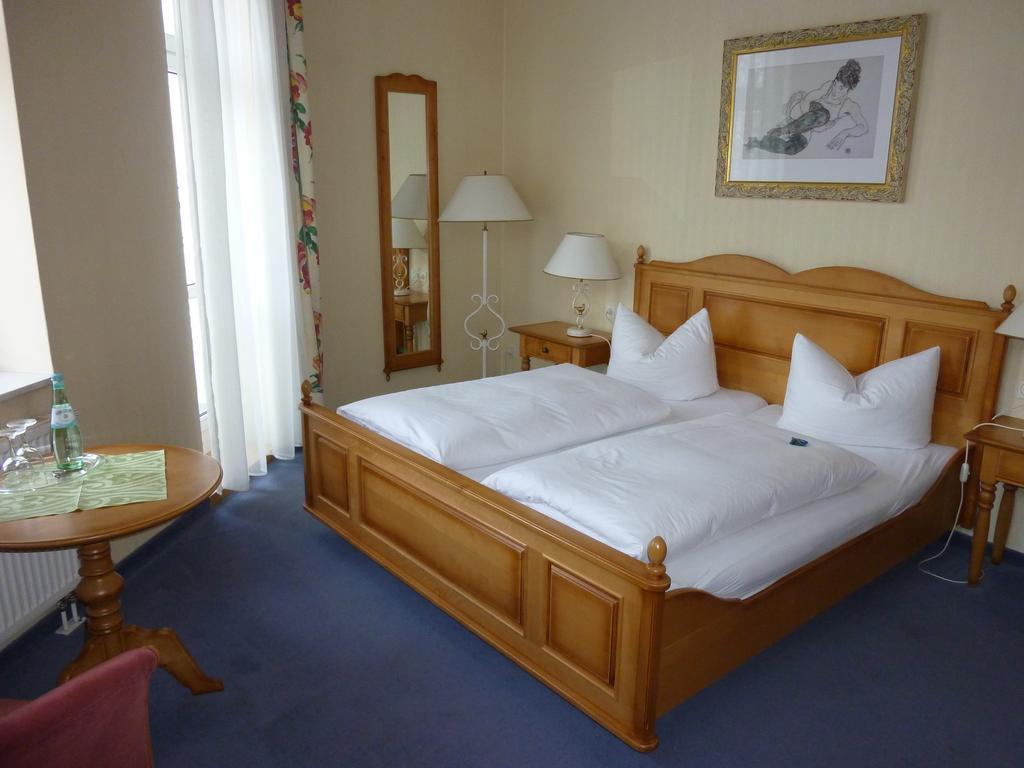 Hotel Schloss Schweinsburg Neukirchen-Pleisse Room photo
